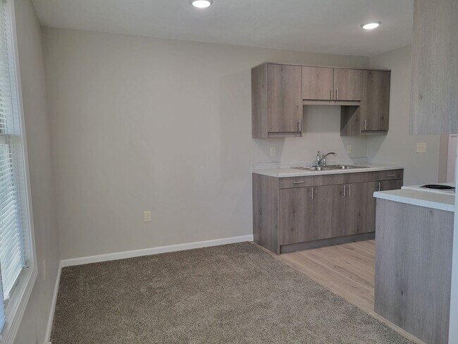 Building Photo - 1 Bedroom Triplex Unit