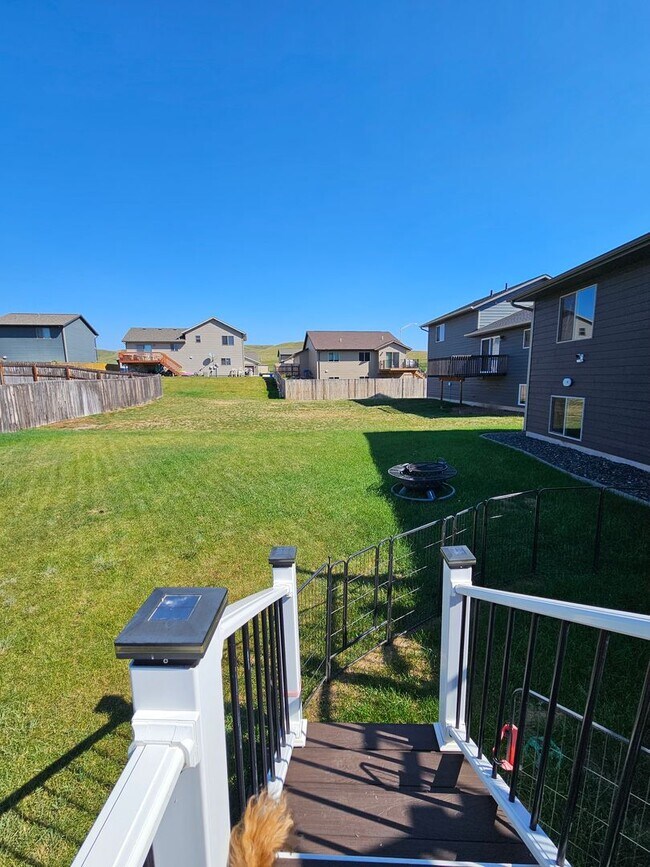 Building Photo - 3 BED | 3 BATH | SPLIT FOYER HOME | GARAGE