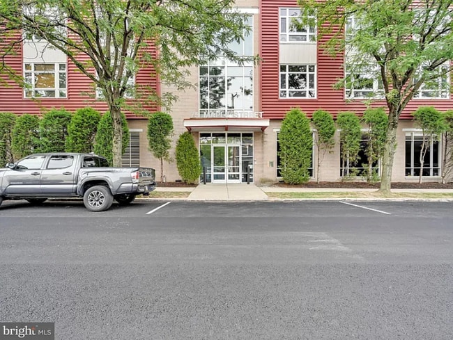 Building Photo - 75 Maple St