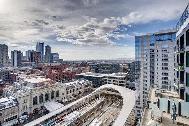 Building Photo - Northwest Facing 1 bedroom, 1 bathroom Con...
