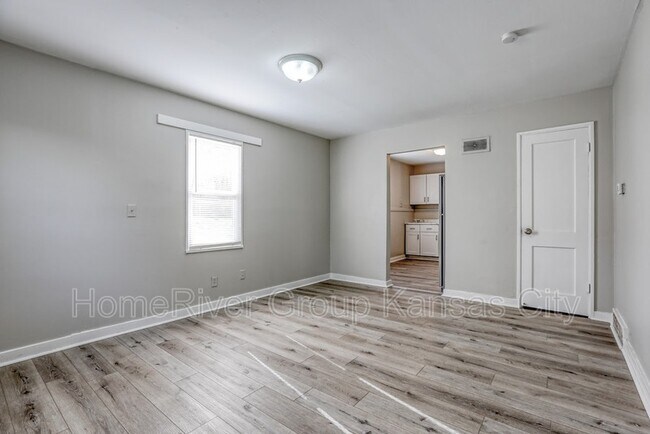 Building Photo - 831 Stewart Ave