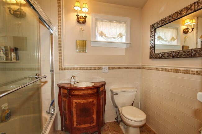 Building Photo - 2 S Dudley Ave