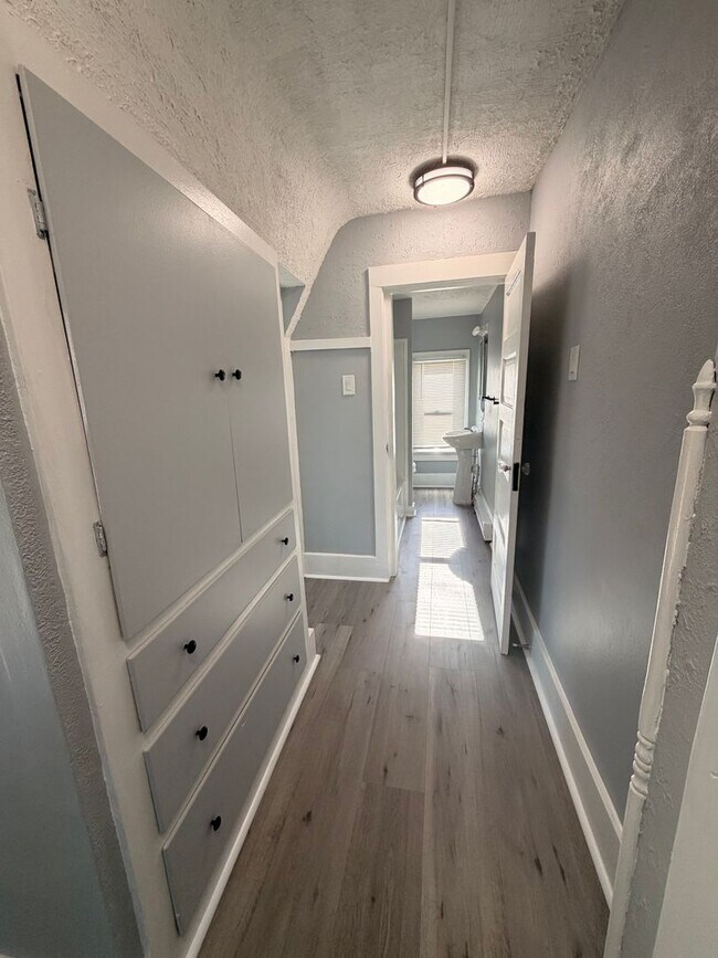 Building Photo - 2 bedroom available for a move right away!