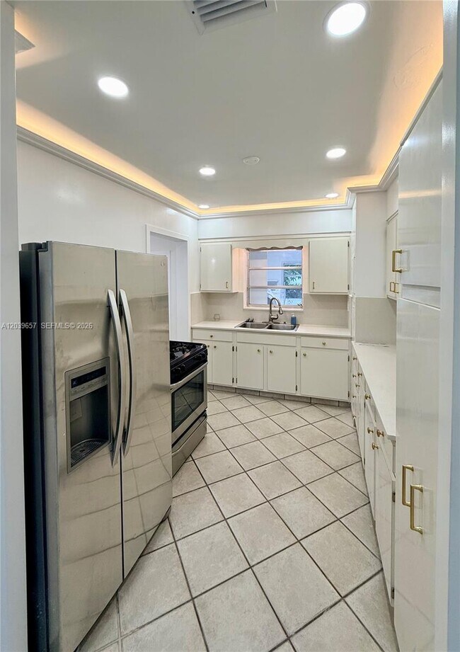 Building Photo - 561 W 39th St