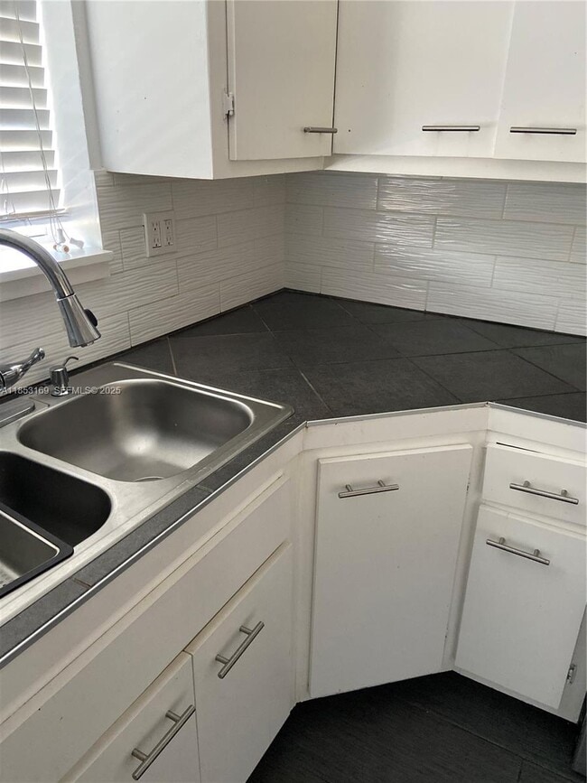 Building Photo - 1350 NE 119th St