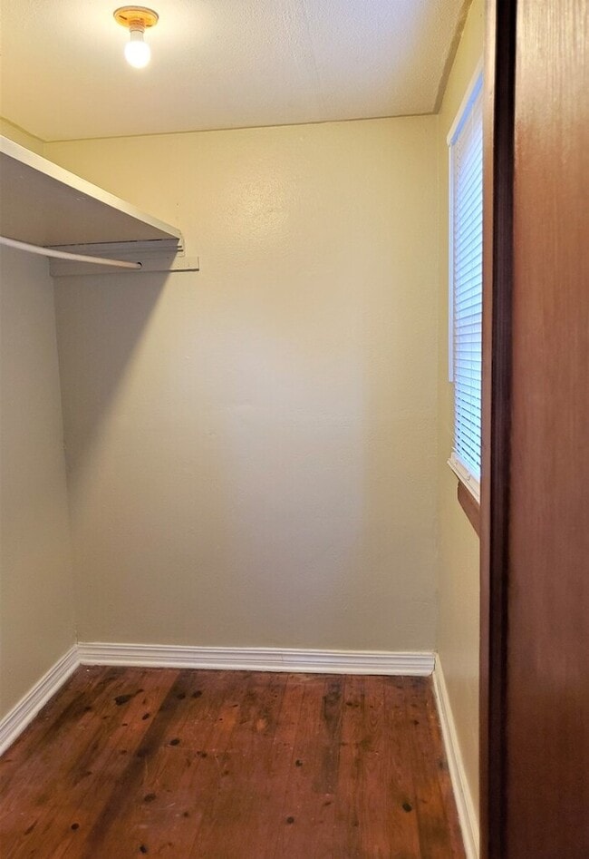 Building Photo - 1 BED 1 BATH DOWNSTAIRS GARAGE APT IN CAPITAL HILL AREA