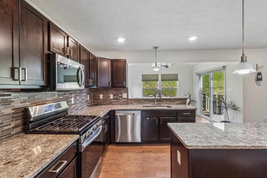 Building Photo - 1105 Deerfield Dr