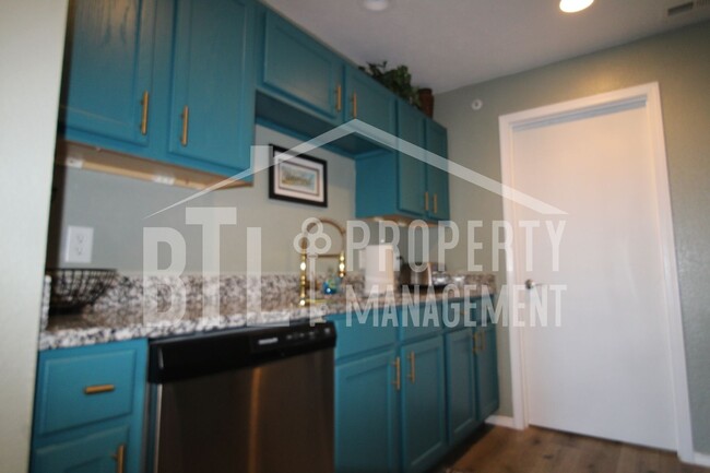 Building Photo - Beautiful Furnished 3 Bedroom Condo!