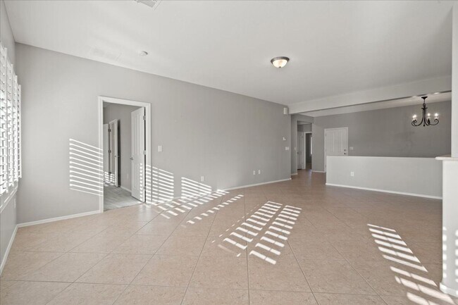 Building Photo - Lovely Home