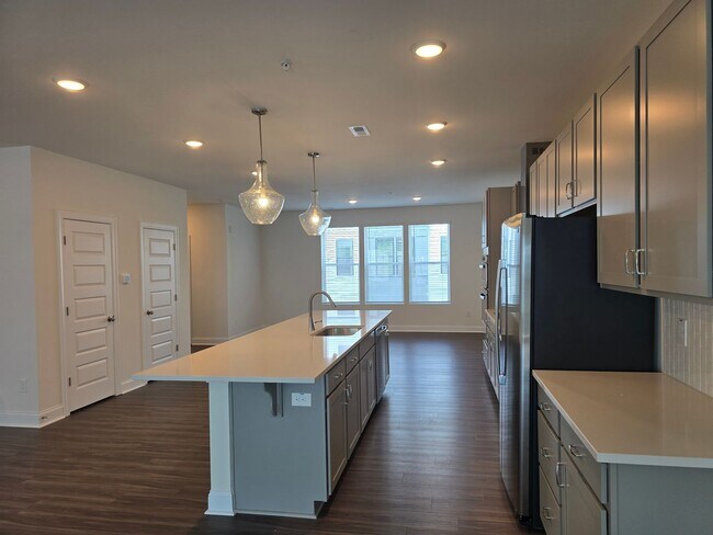 Building Photo - Brand Spankin' New Condo on White St!