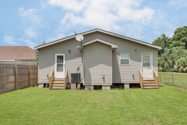 Building Photo - 710 Derbigny St