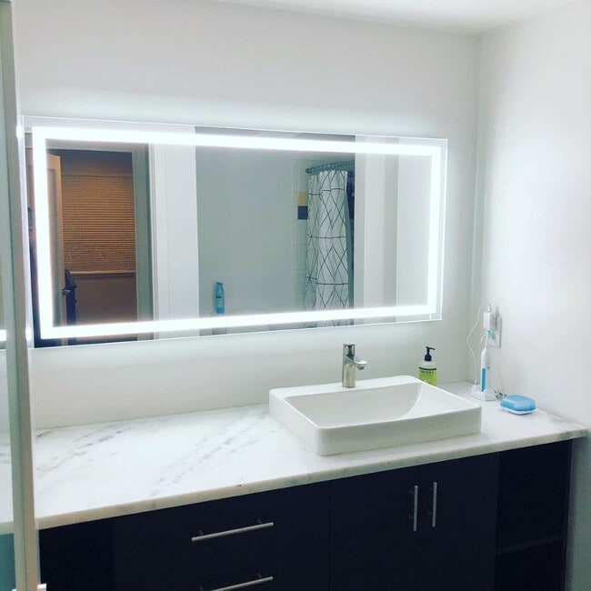 Building Photo - Updated Condo across from Magnuson Park!