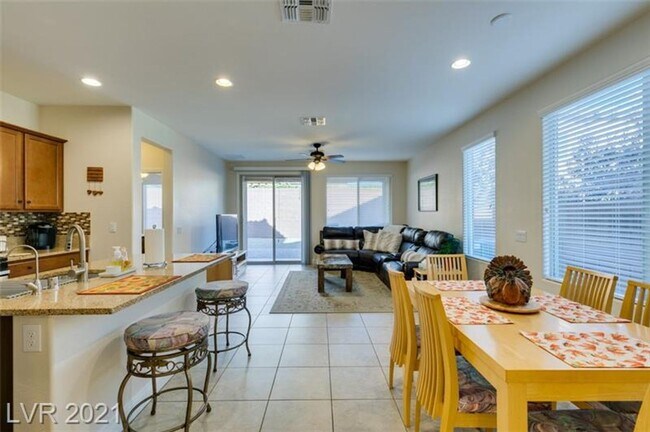 Building Photo - Mountains Edge 4 Bedroom!