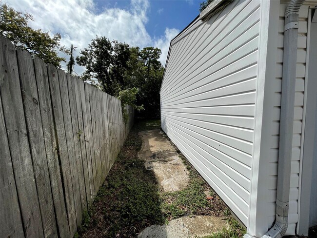 Building Photo - 140 Laurel St