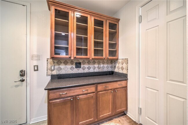 Building Photo - 10227 Sunset Gardens Dr