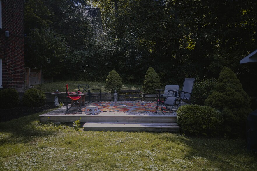 Shared backyard - 223 Merrill St