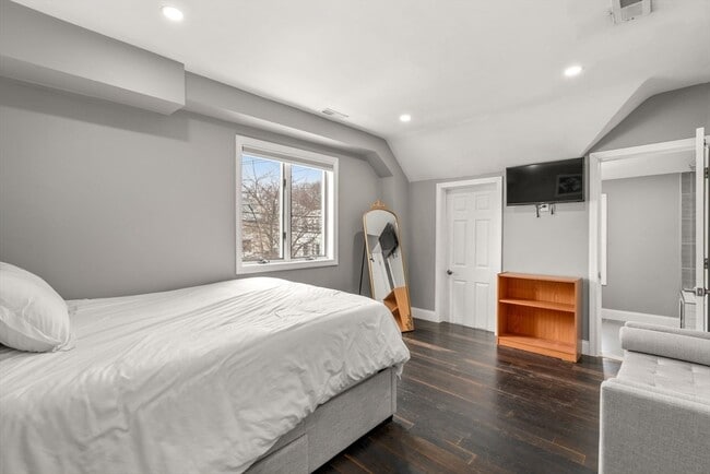 Building Photo - 133 Nichols St