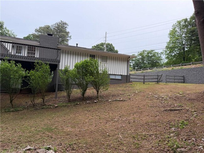 Building Photo - 3336 Camelot Dr NE