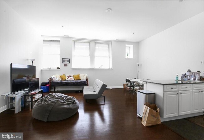 Building Photo - 1001 Chestnut St