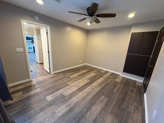 Building Photo - 3229 N 54th Ln