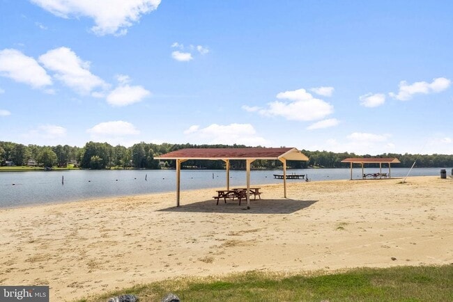 Building Photo - 686 Lake Caroline Dr