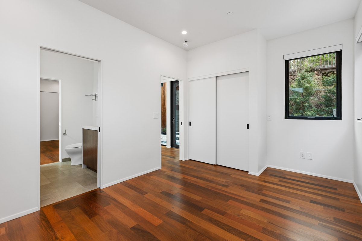 Large bedroom on ground floor opens to the Jack 'n Jill bathroom. - 4640 Del Monte Ave