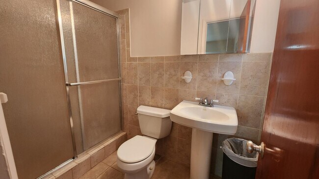Building Photo - 225 E Ilex Dr