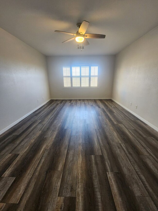 Building Photo - 4 bedroom townhome offers modern comfort i...