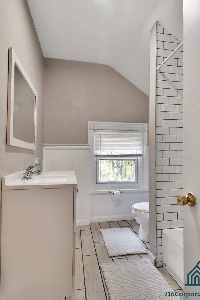 Building Photo - Furnished 1-Bedroom Upper Apartment on Prospect Ave
