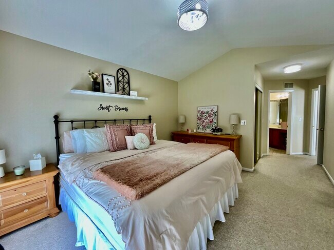Building Photo - 547 Woodcrest Dr