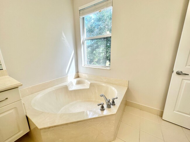 Building Photo - ** MARIPOSA ** 3 + DEN / 2.5 BATH - 2 CAR ...