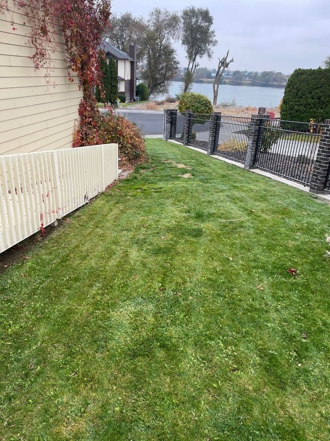 Building Photo - Large 4 Bedroom Home