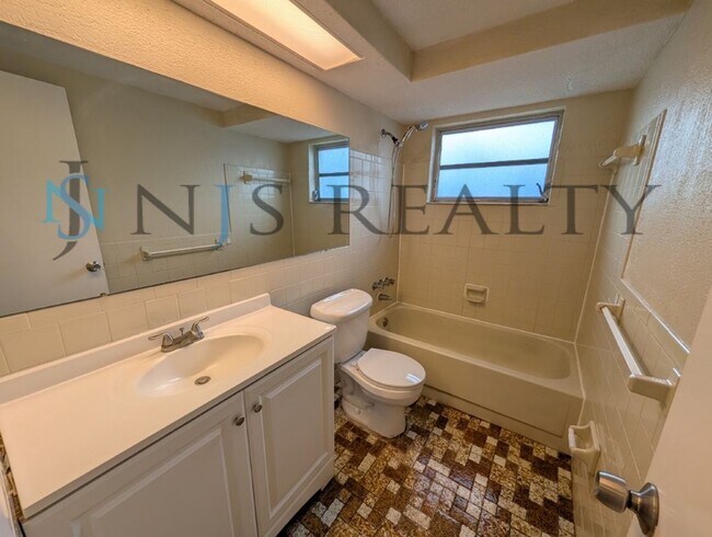 Building Photo - REDUCED!!!!  True 3 Bed~2 Bath~with garage. Over 1,000 sq ft, with updated kitchen & bathrooms, l...
