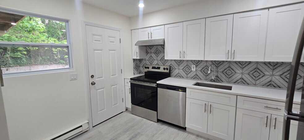Kitchen w/OSE to Patio - 153 Vernon Valley Rd