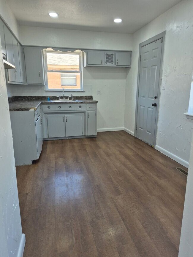 Building Photo - This Perfect Home Awaits!