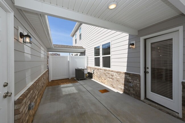 Building Photo - FREE TV!!