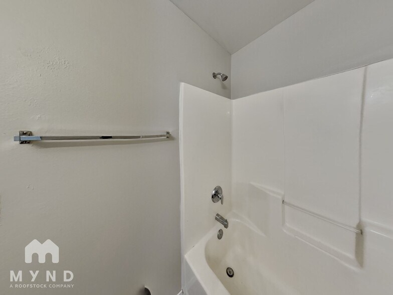 Building Photo - 2550 W Delmar