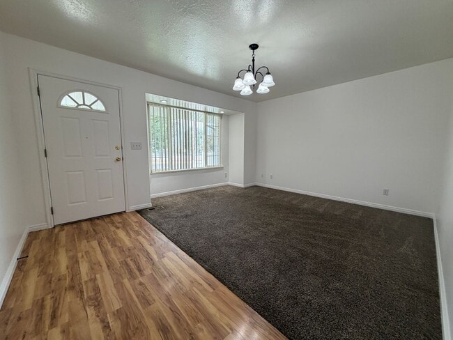 Building Photo - Welcome to this Two-Bedroom Duplex in Santaquin, UT