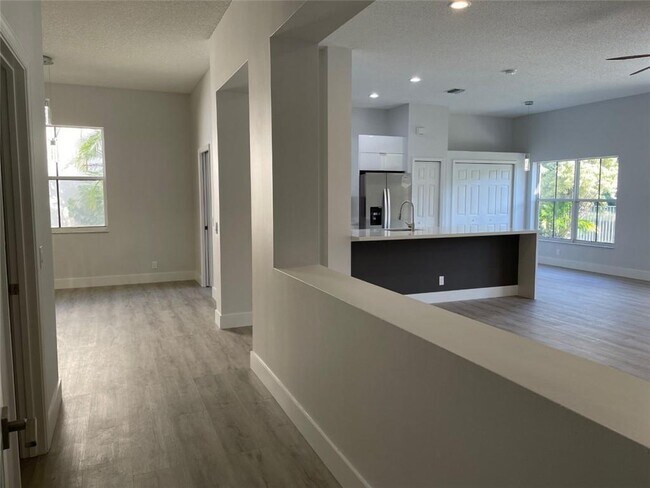 Building Photo - 4293 Laurel Ridge Cir