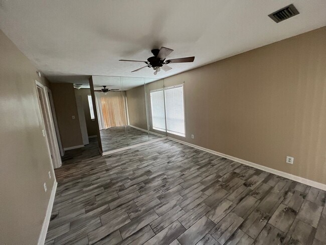 Building Photo - Spectacular 3 bedroom / 2 bath Single Fami...