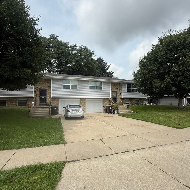 Building Photo - Beautifully remodeled 3 bedroom, 2 bath duplex in Royal Oaks Neighborhood