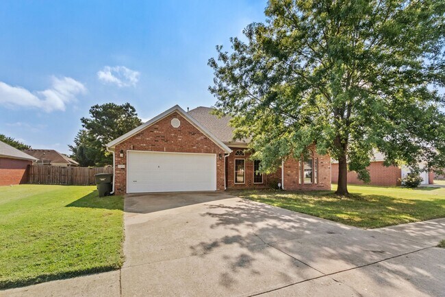 Building Photo - Bright & Beautiful 4 Bedroom Home with Fenced Yard and Modern Upgrades!