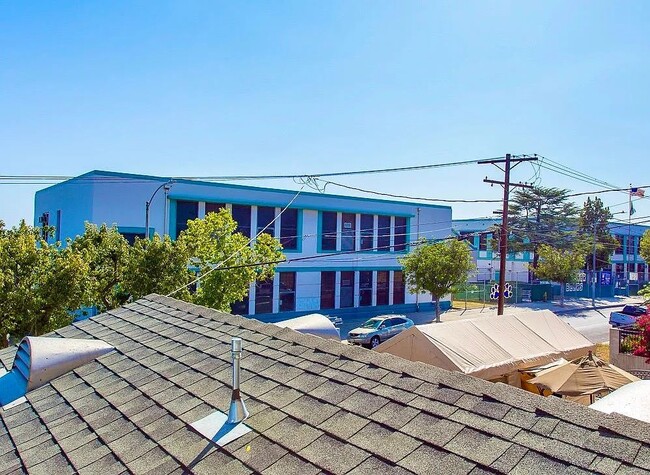 Building Photo - 3229 Malabar St