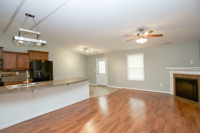 Building Photo - "Charming 3 Bed, 2 Bath Home in Spring Lak...