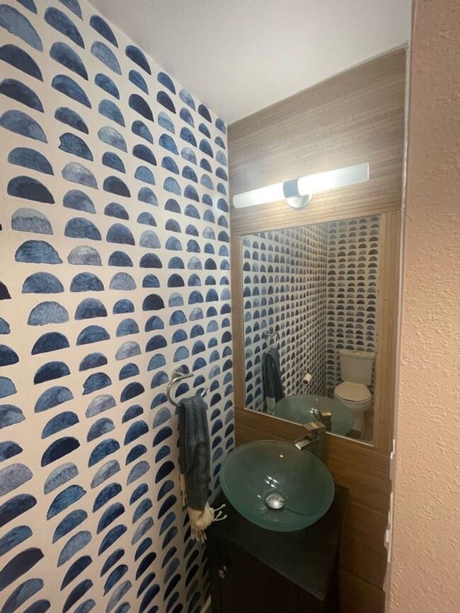 Building Photo - LOCATION LOCATION!! Contemporary & Updated...