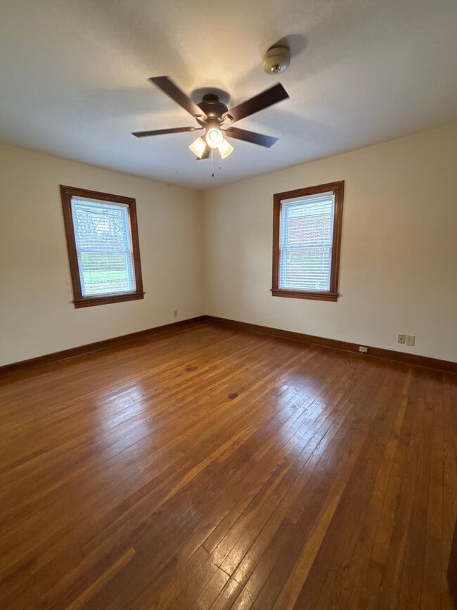 Building Photo - 4 Bedroom House / South Jackson