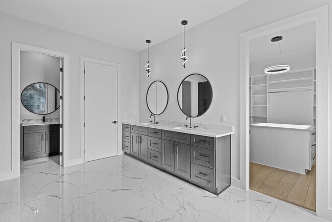 Building Photo - 555 Versailles Dr
