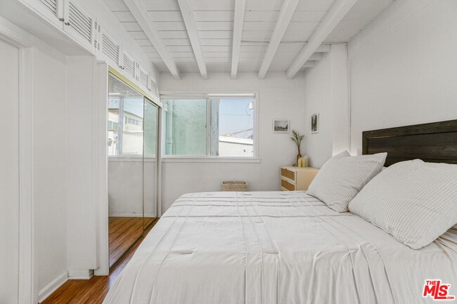 Building Photo - 4400 Ocean Dr