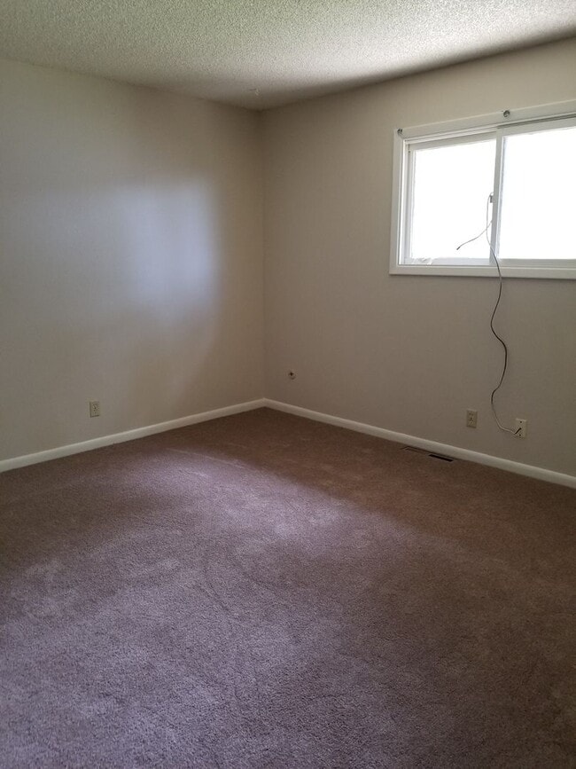 Building Photo - r332