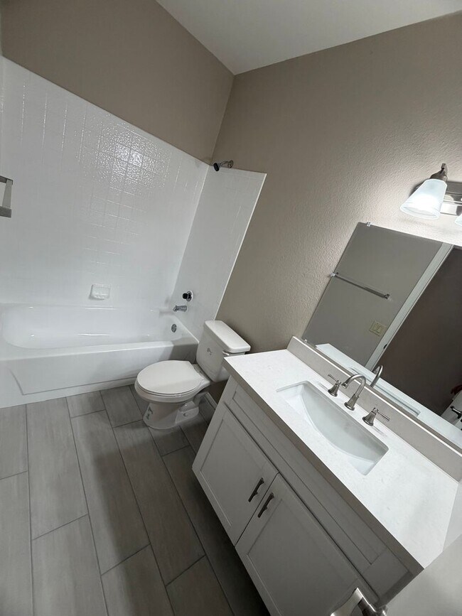 Building Photo - Newly Remodeled Glendale Home